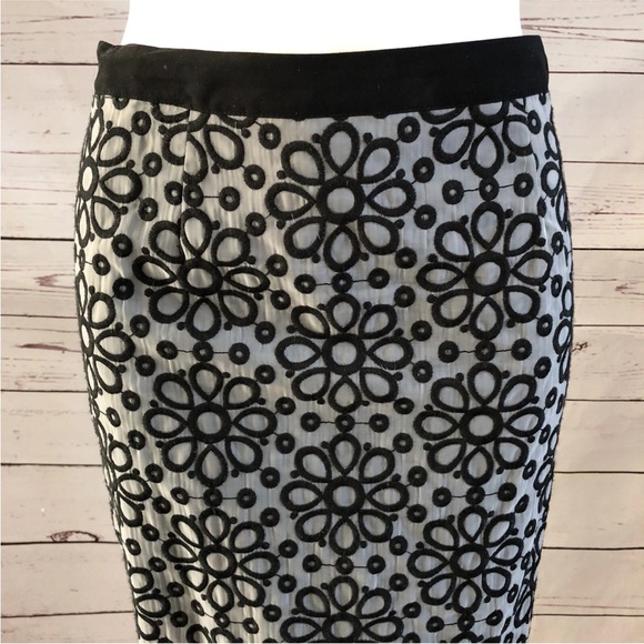 Halogen Sheer Overlay Pencil Skirt Gray White Lace SIZE 4 Embroidered Flowers - Picture 2 of 9